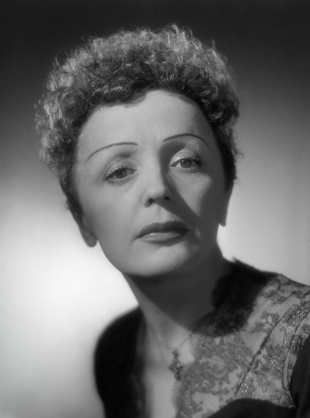 Retrato en blanco y negro de Édith Piaf